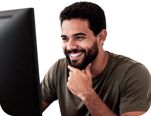 Homem feliz com seu provedor organizado pelo IXC Provedor