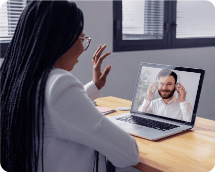 Mulher em frente ao notebook fazendo onboarding para o IXC Provedor Mulher em frente ao notebook fazendo onboarding para o IXC Provedor